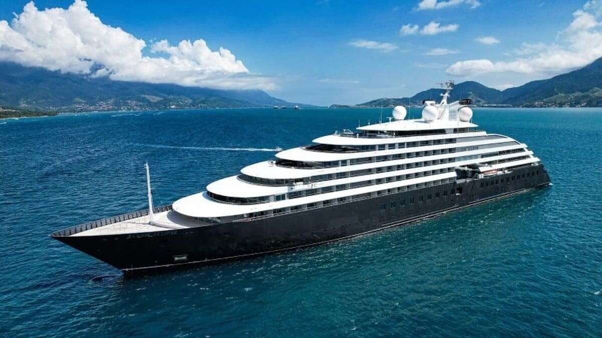 Navio de cruzeiro de luxo chama atenção em Ilhabela com estrutura milionária